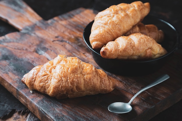 Pão de croissant de café da manhã na mesa de madeira