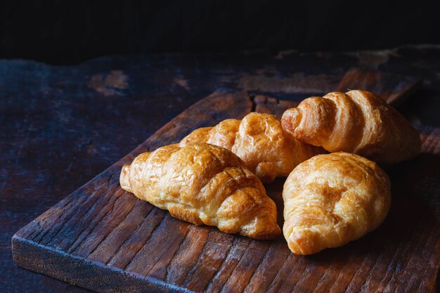 Pão de croissant de café da manhã na mesa de madeira