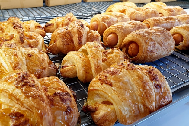 Pão de croissant de linguiça em padaria