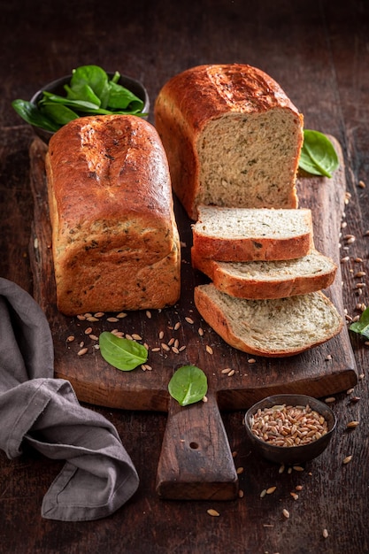 Pão de espinafre saudável feito de folhas verdes e trigo