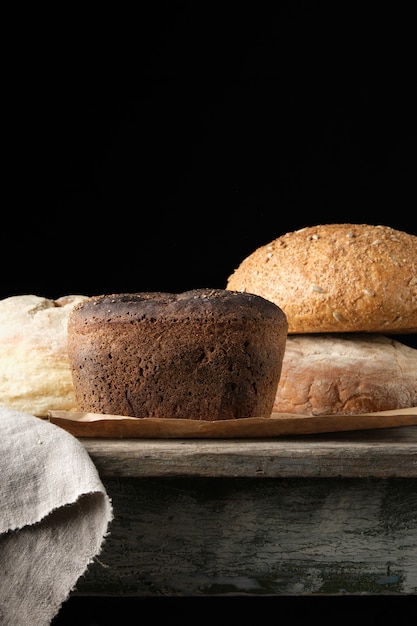 Pão de farinha de centeio cozido em uma mesa de madeira