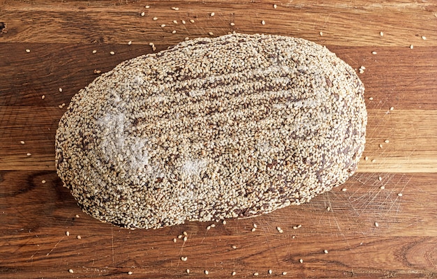 pão de farinha de centeio é repleto de sementes de gergelim