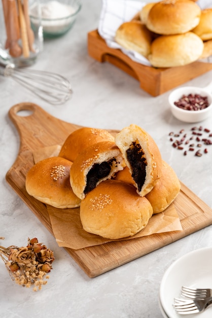 Pão de feijão vermelho ou anpan é um pão doce japonês mais comumente recheado com pasta de feijão vermelho