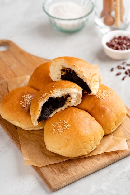 Pão de feijão vermelho ou anpan é um pão doce japonês mais comumente recheado com pasta de feijão vermelho