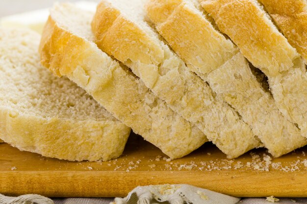 Pão de fermento acabado de cozer fatiado numa tábua.