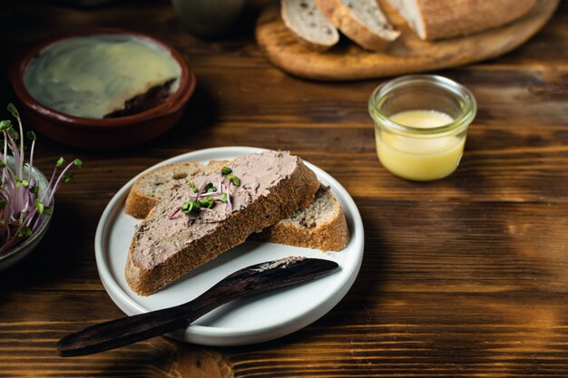 Pão de fermento caseiro com patê de fígado