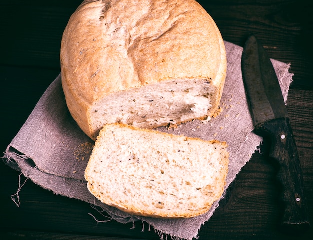 Pão de fermento redondo e uma faca de cozinha