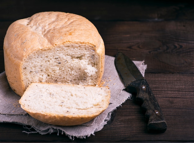 Pão de fermento redondo e uma faca de cozinha