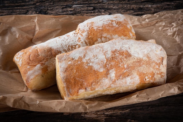 Pão de fermento rústico caseiro fresco em um fundo de madeira rústica