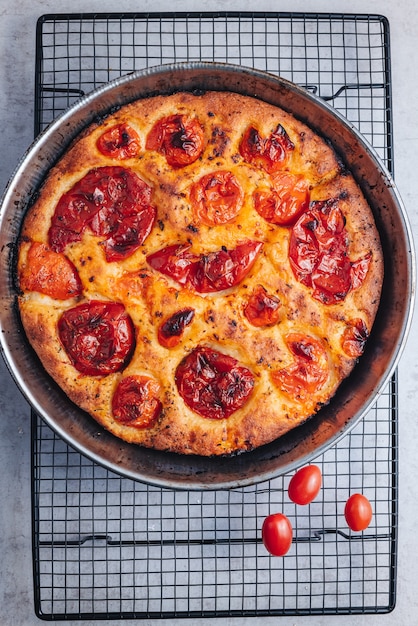 Pão de focaccia tradicional delicioso com tomate fresco e azeite