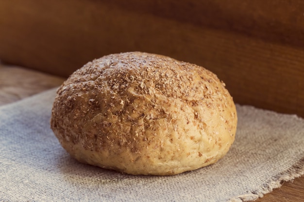 Foto pão de forma com farelo está de saco, o conceito de comida saudável