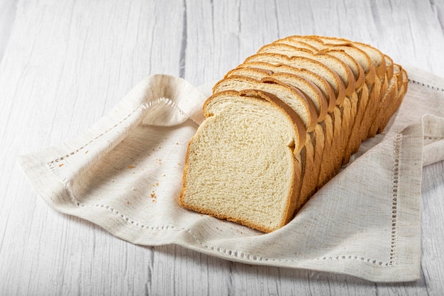 Pão de forma fatiado na mesa