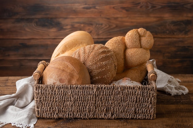 Pão de forma no fundo de madeira