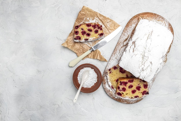 Pão de frutas fatiado com frutas para sobremesa cupcake pão doce com cerejas Pão de ló caseiro ou bolo chiffon na mesa branca Lugar de conceito de padaria caseira para vista superior do texto