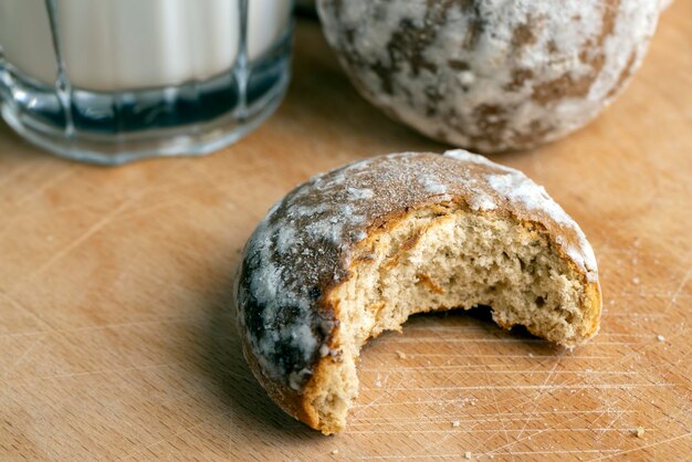 Pão de gengibre com açúcar em pó na mesa O pão de gengibre doce é usado como sobremesa com chá ou outras bebidas