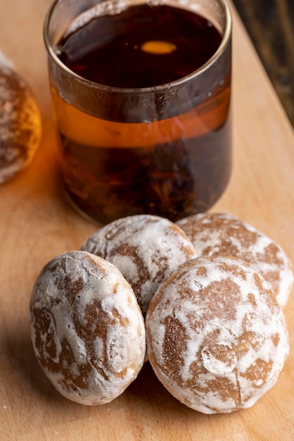 Pão de gengibre com açúcar em pó na mesa O pão de gengibre doce é usado como sobremesa com chá ou outras bebidas