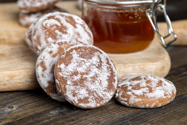 Pão de gengibre de açúcar gelado em uma tábua de corte