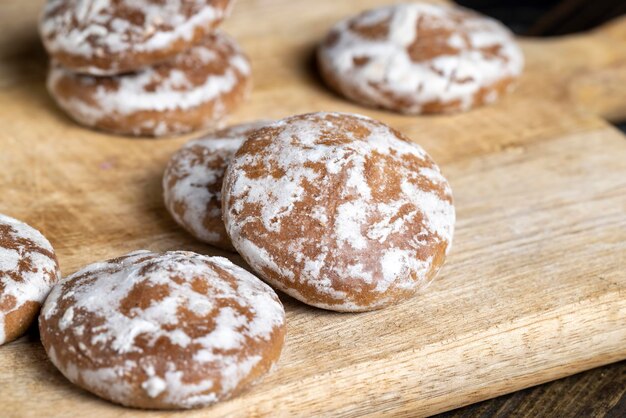 Pão de gengibre de açúcar gelado em uma tábua de corte