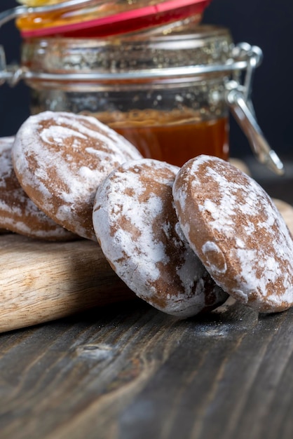 Pão de gengibre de açúcar gelado em uma tábua de corte