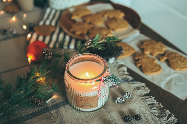 Pão de gengibre de decoração de Natal de vela acesa em uma cozinha festiva