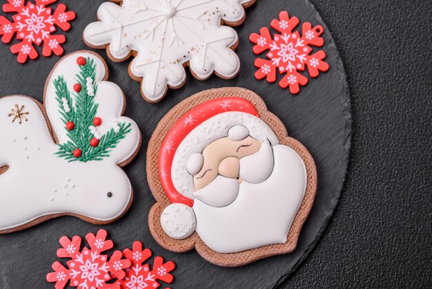 Pão de gengibre de Natal Deliciosos biscoitos de gengibre com mel, gengibre e canela Composição de inverno