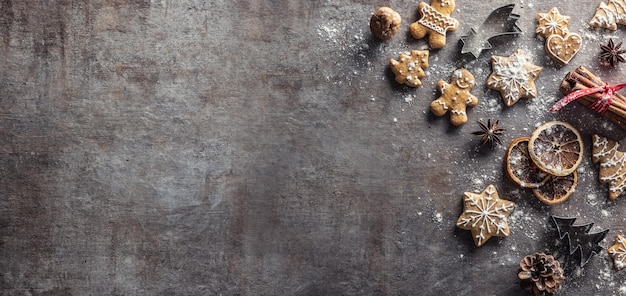 Pão de gengibre de natal e ano novo com formas de anis estrelado de canela polvilhado com farinha