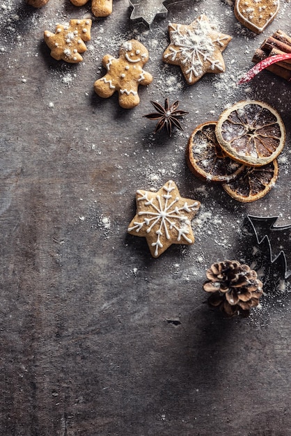 Pão de gengibre de natal e ano novo com formas de anis estrelado de canela polvilhado com farinha