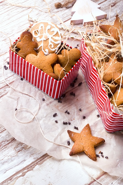 Foto pão de gengibre em forma de estrela e homem de gengibre. biscoitos caseiros. café da manhã em estilo rústico.