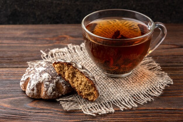 Pão de gengibre tradicional russo em uma mesa de madeira