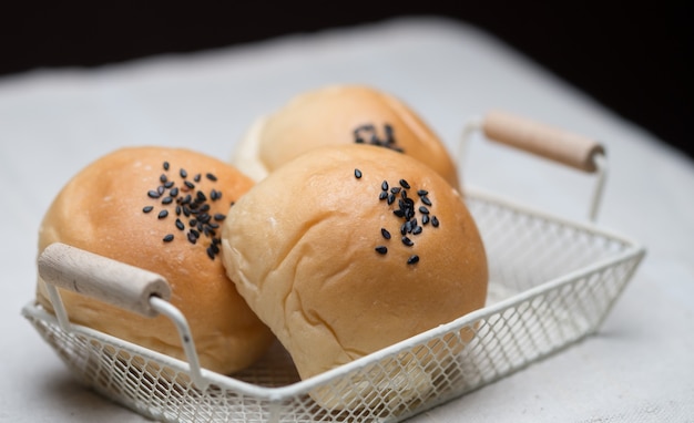 Pão de gergelim na cesta de arame