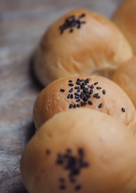 Pão de gergelim na mesa