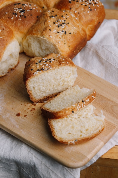 Pão de gergelim na placa de madeira