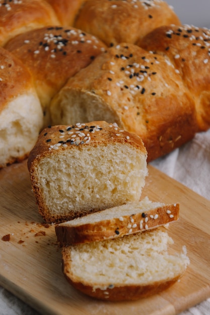 Pão de gergelim na placa de madeira