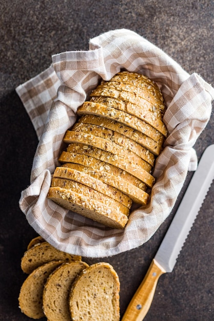 Pão de grãos inteiros em fatias Pastel de grãos integrais saborosos com sementes no forno Vista superior