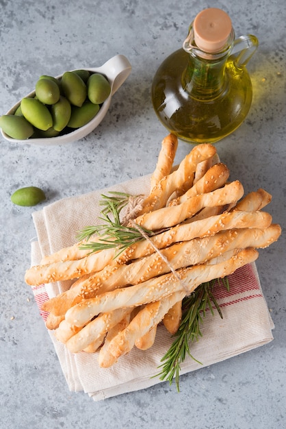 Pão de grissini italiano com ervas e sementes de gergelim, foco seletivo, vista de cima