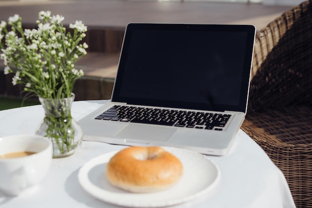 Pão de laptop e café na cafeteria