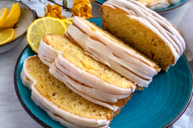 Pão de limão fatiado closeup vista. Bolo amarelo no prato azul