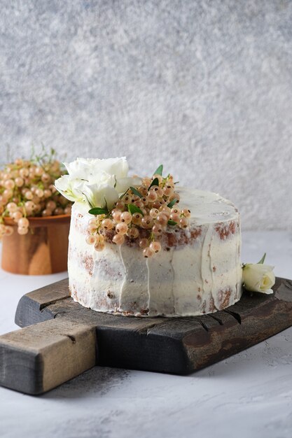 Pão de ló caseiro com creme de cream cheese e recheio de groselha