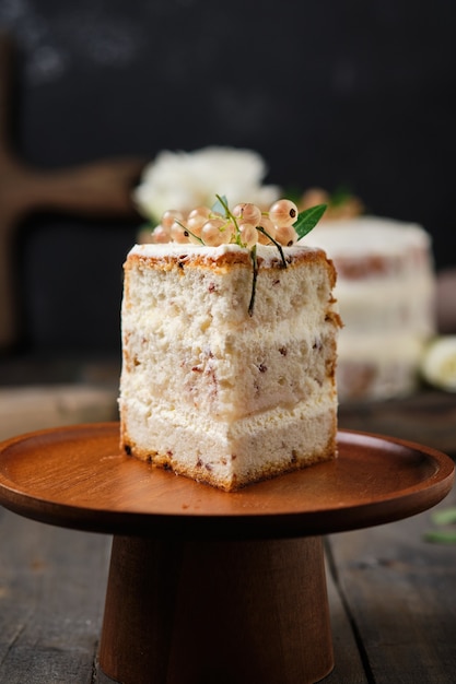 Pão de ló caseiro com creme de cream cheese e recheio de groselha