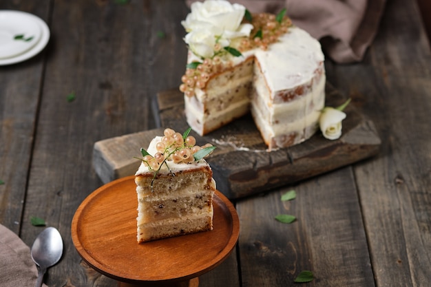 Pão de ló caseiro com creme de cream cheese e recheio de groselha