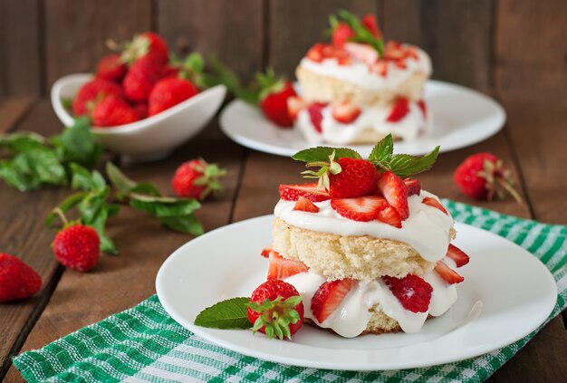 Pão de ló com creme e morangos