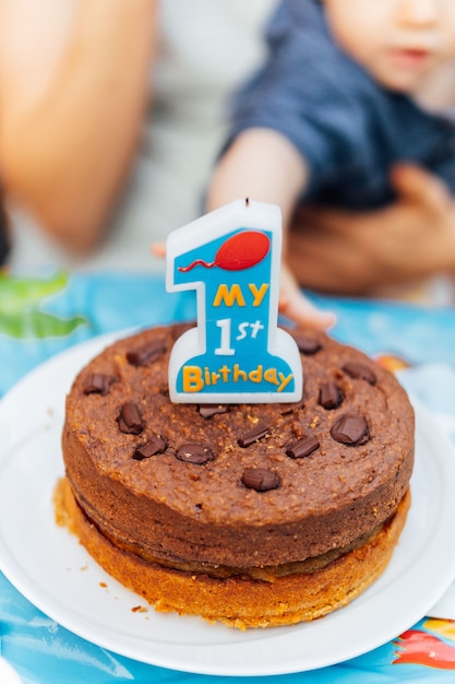 Pão de ló com pedaços de chocolate e vela comemorativa no final do ano