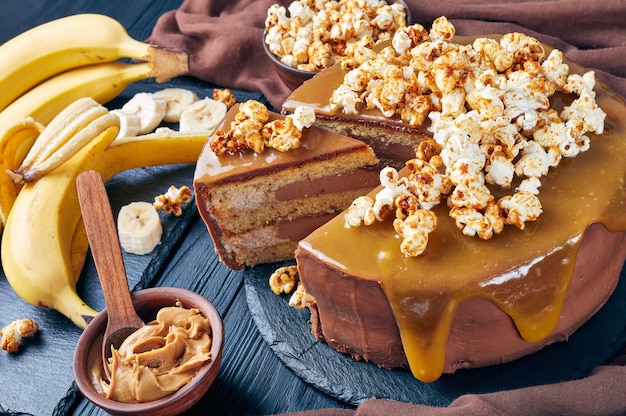 Foto pão de ló de banana coberto com mousse de manteiga de amendoim