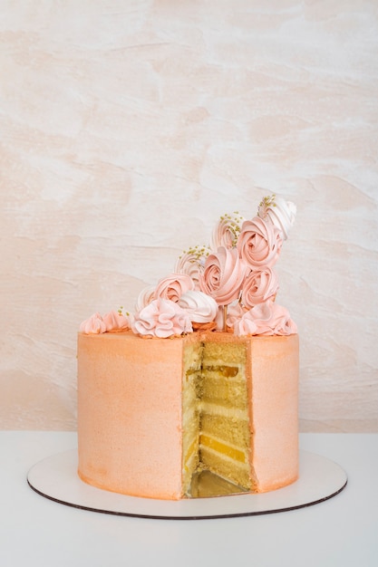 Pão de ló em camadas com decoração de design. Bolo de aniversário.