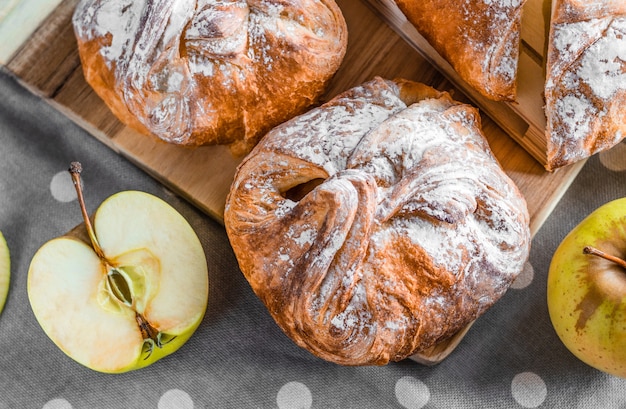 Foto pão de maçã (torta) com açúcar em pó