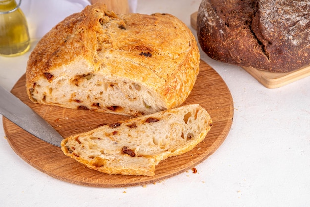 Pão de massa fermentada caseiro recém-cozido