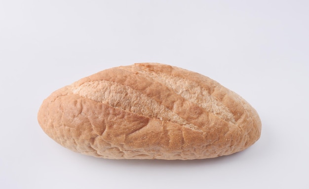 Pão de massa fermentada isolado em fundo branco