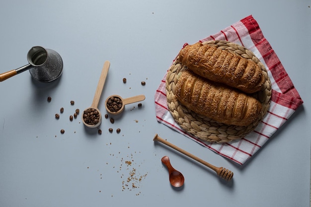 Pão de massa folhada com gergelim e leite condensado, bolos e doces caseiros, pastéis para chá