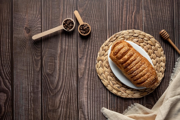 Pão de massa folhada com gergelim e leite condensado, bolos e doces caseiros, pastéis para chá