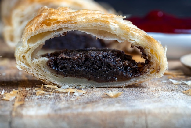 Pão de massa folhada com massa de trigo e recheio de sementes de papoila